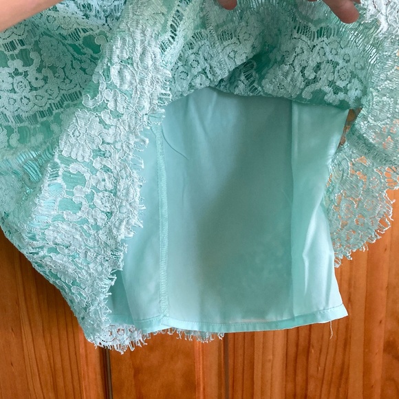Women’s size small Aryn K mint green/sea green lace skirt with zipper and clasp - Picture 4 of 9